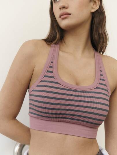 Nöista 无缝运动文胸，采用经典的工字背设计和纹理条纹图案，为瑜伽和普拉提运动提供透气舒适的穿着体验。