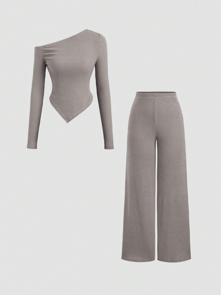 SHEIN Unity Bộ đồ nữ gồm áo thun lông xù lệch vai và quần ống rộng cạp thấp, trang phục mặc nhà thoải mái cho mùa đông. - Màu be - Xem 1