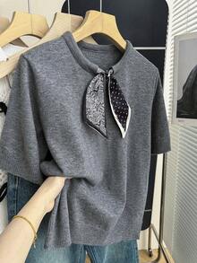 SHEIN Franclia 新款春夏休闲简约圆领短袖针织衫，饰以佩斯利花纹和波点拼接元素，尽显精致法式风情。优化短款廓形，可搭配连衣裙或裤装，百搭时尚。高腰设计，打造轻松休闲造型。袖口罗纹收口，撞色蝴蝶结领口，尽显优雅气质。 - 深灰色 - 查看 8