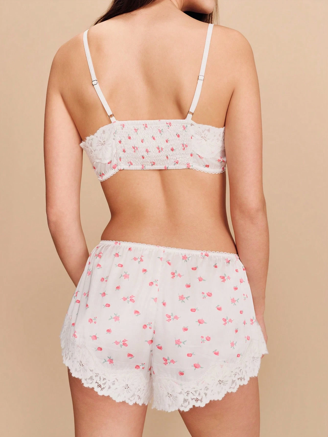 Komplet bielizny z białym nadrukiem kwiatowym, koszulką i szortami, czerwonymi kwiatami i koronkową lamówką, w uroczym stylu wiosenno-letnim, w stylu francuskim i paryskim