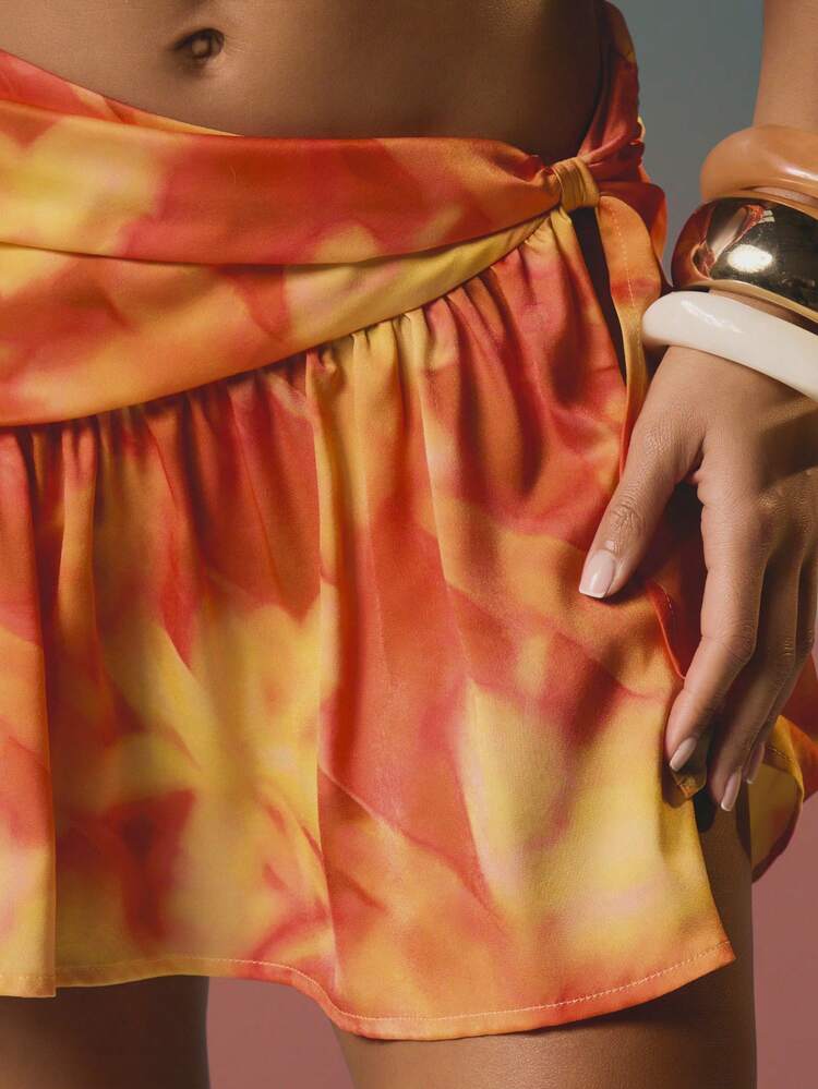 MISSGUIDED Spódnica mini z marszczeniami tie-dye i falbanką na dole w kolorze pomarańczowo-żółtym, z nadrukiem akwarelowym, modna na letnie festiwale