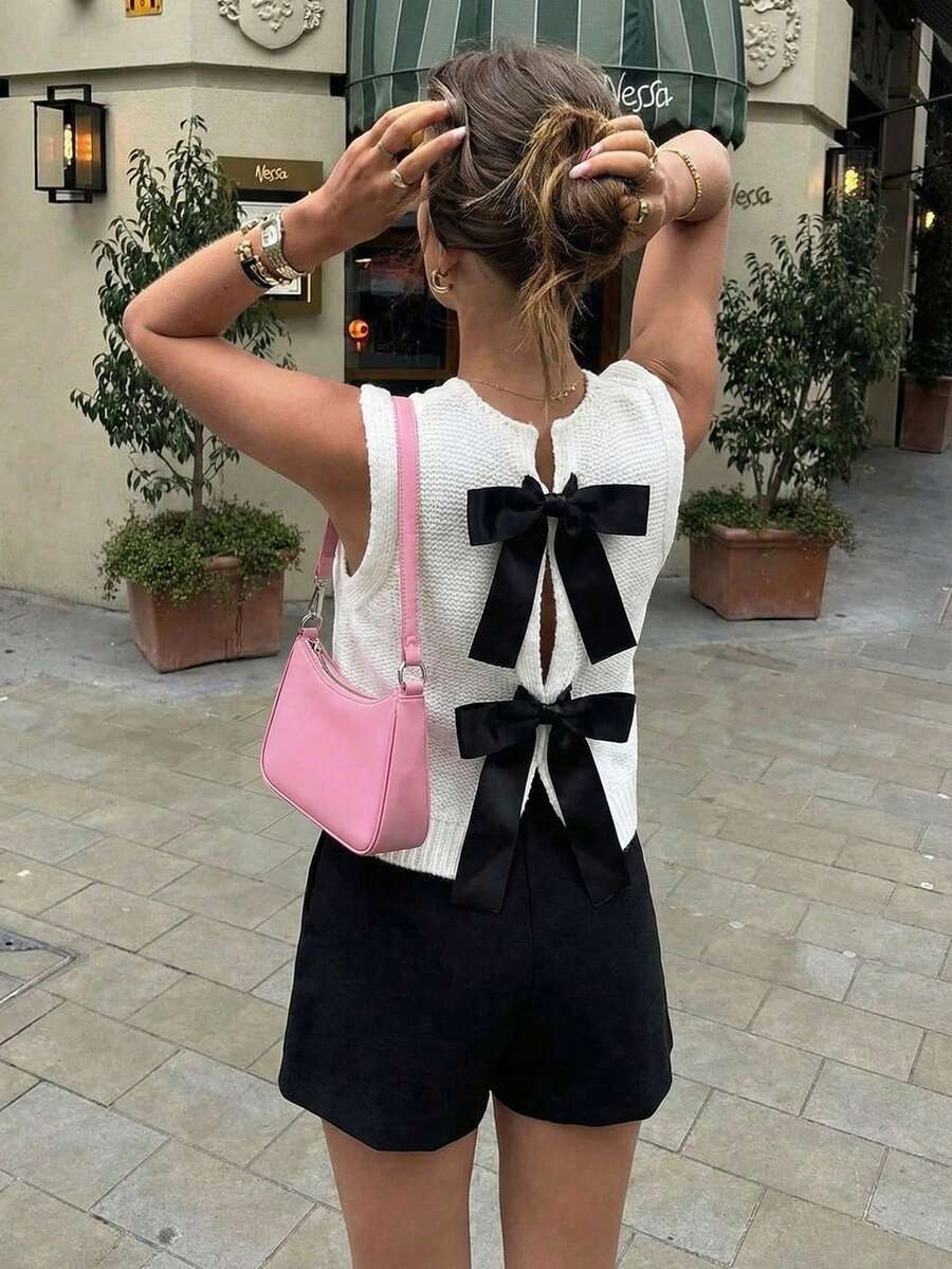 SHEIN Franclia Bộ đồ 2 mảnh mùa xuân mới, kiểu dáng giản dị, đa năng, thoải mái, gồm áo vest dệt kim trắng không tay cổ tròn, lưng hở, thắt nơ đen và quần short dệt kim rộng màu đen dành cho nữ. - Nhiều màu - Xem 1