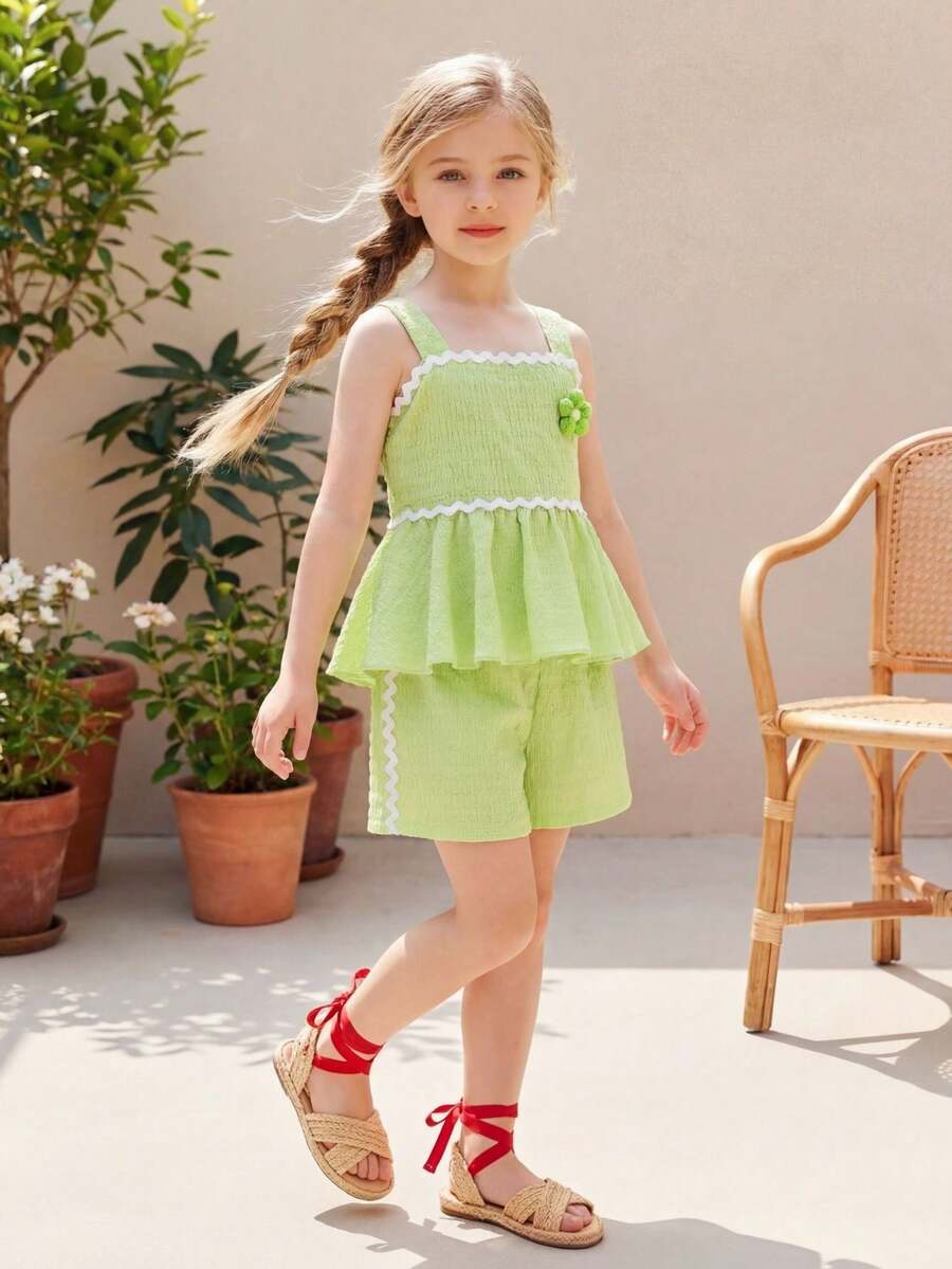 SHEIN Vintaside Kids 女童清新田园休闲甜美可爱风纹理面料3D立体花卉装饰荷叶边吊带背心搭配荷叶边短裤，适合春夏度假和户外玩耍 - 綠色 - 查看 1