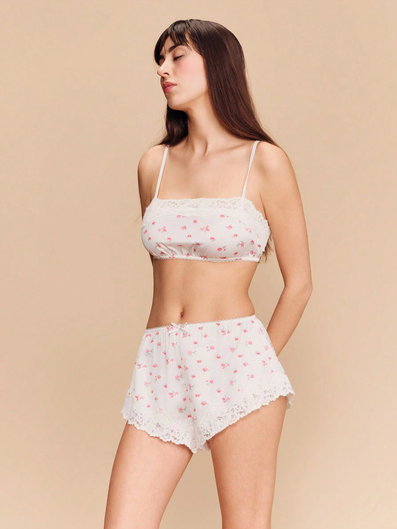 Komplet bielizny z białym nadrukiem kwiatowym, koszulką i szortami, czerwonymi kwiatami i koronkową lamówką, w uroczym stylu wiosenno-letnim, w stylu francuskim i paryskim