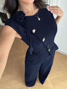 Modelyn 新款不对称短袖修身背心，饰有3D立体花卉图案，搭配奢华通勤优雅阔腿裤套装 - 藏蓝色 - 查看 3