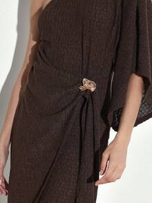 Vestido midi asimétrico de un hombro de color marrón chocolate con detalle de lazo lateral y herrajes dorados para fiesta de noche para mujer KSTM - Café integral - Ver 6