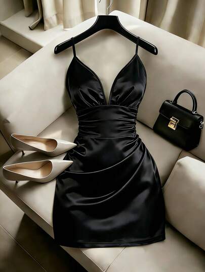 Franclia Elegant enfärgad satinklänning med lyxiga spaghettiband och rynkade axelband för kvinnor