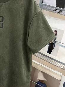 SHEIN 青少年男童简约小写字母撞色纹理深灰色短袖T恤搭配乳白色工装裤套装，休闲学院风，舒适时尚，简约实用，百搭柔软面料，适合日常穿着，适合上学，适合旅行，适合户外运动，适合春、夏、秋、冬四季。韩版男童套装，宽松男童服装，军绿色男童套装，宽松T恤，男童T恤，青少年男童服装，宽松T恤，休闲装 - 軍綠色 - 查看 4