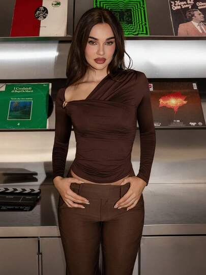 Bris Aura Dames nieuw elegant asymmetrisch schouder lange mouw wikkel metallic decor gerimpeld slim fit wit T-shirt, geschikt voor de herfst, back-to-school seizoen, herfst, geheel wit, luchthaven, uitgaan, bruin topje, herfst