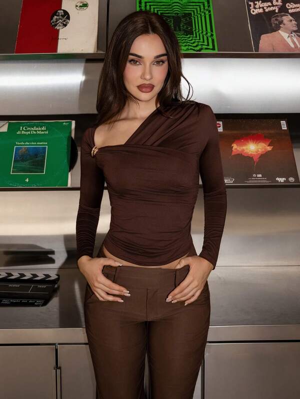 Bris Aura 女士新款优雅不对称肩部长袖裹身金属装饰褶皱修身白色T恤，适合秋季、返校季、秋季、全白、机场、外出、棕色上衣、秋季