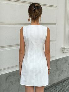 Elyressa Robe décontractée à col rond rayée sans manches avec décoration de boutons devant, longueur courte - Nude - Voir 2