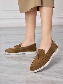 Sleekvia 女士圆头手工缝制日常百搭时尚平底鞋，绒面革高鞋面吊坠通勤鞋 - 摩卡棕 - 查看 3