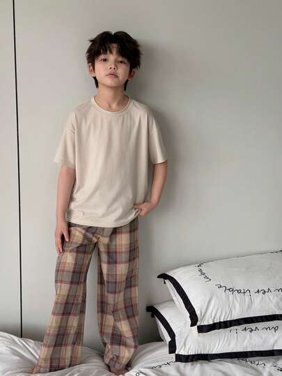 DAZY Bộ đồ ngủ mùa hè cho bé trai, áo tay ngắn và quần kẻ caro.