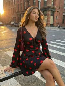 SHEIN ICON 大码女式心形图案V领喇叭袖前系带连衣裙 - 彩色 - 查看 1