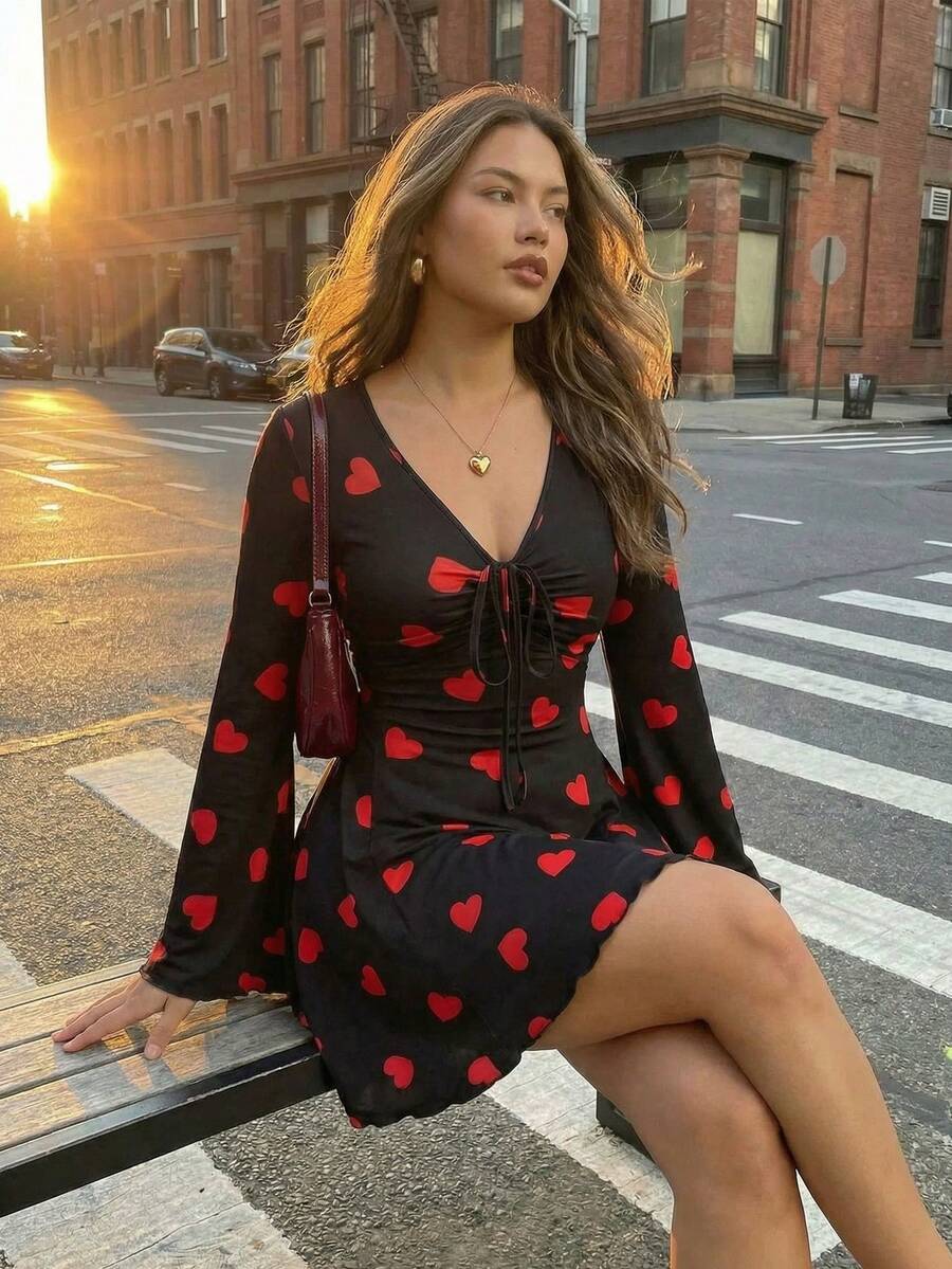 SHEIN ICON 大码女式心形图案V领喇叭袖前系带连衣裙 - 彩色 - 查看 1