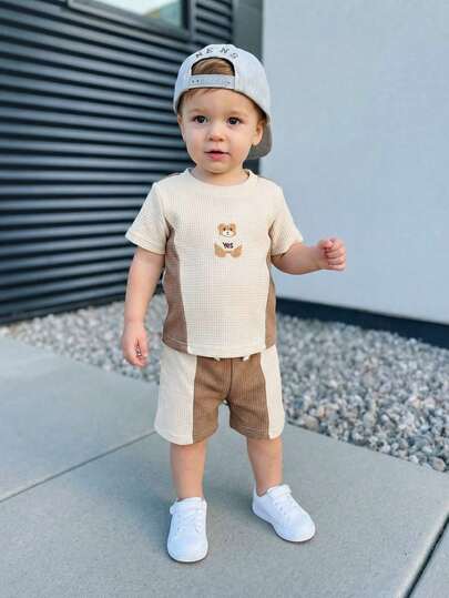 2pcs/Set Toddler Boy Clothes Waffle Knit Toddler Casual Comfortable Collegiate Style Outfit, Soft Fabric With Bear Badge Decor, Round Neck Short Sleeve T-Shirt And Shorts, Suitable For Daily Wear, School, Travel And Sports, Spring/Summer