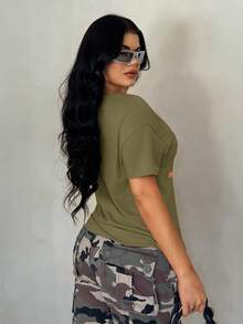 SHEIN SXY 大码女式基础款纯色卡其色休闲复古做旧街头风短袖上衣，宽松朋克摩托车图案印花T恤，饰有金属链条，适合日常穿着/音乐节/俱乐部/派对等场合。西部图案T恤，女式图案T恤，西部T恤，女式军装迷彩裤，女式西部T恤 - 橄欖綠 - 查看 2