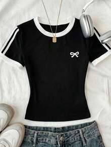 SHEIN Blusa corta de manga corta con contraste monocromo, estilo universitario vintage para adolescentes, con estampado de lazo y ajuste ceñido - Blanco y Negro - Ver 1