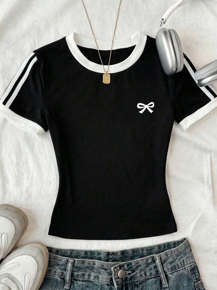SHEIN Blusa corta de manga corta con contraste monocromo, estilo universitario vintage para adolescentes, con estampado de lazo y ajuste ceñido - Blanco y Negro - Ver 1