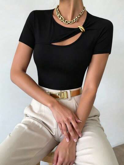 SHEIN Raffinéa Áo nữ tay ngắn màu đen, kiểu dáng gợi cảm, khoét lỗ, đính kim loại, cổ bất đối xứng, thích hợp cho mùa xuân/hè.