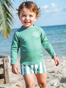 SHEIN 男童休闲泳装两件套，条纹泳裤+纯色印花防晒衣，适合游泳、海滩和度假。 - 墨綠色 - 查看 3