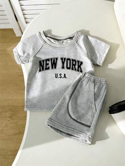 SHEIN 两件套幼儿宝宝插肩袖英文字母印花卡其色狼图案针织短袖圆领T恤和松紧腰抽绳贴袋短裤套装，适合外出、日常休闲穿着、旅行，适合夏季男童服装，男童套装，幼儿男童服装，男童夏季服装，男童套装，男童夏季服装，男童夏季服装，儿童男童服装