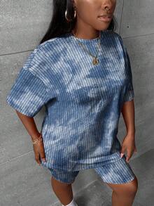 Slaydiva Bộ 2 món gồm áo thun cổ tròn và quần legging ngắn bó sát màu xanh dương nhuộm tie-dye, thích hợp cho mùa hè, phong cách Y2K, lễ hội âm nhạc, và cả người có thân hình mũm mĩm. - Nhiều màu - Xem 5