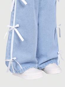Jeans rectos y versátiles de ajuste ceñido con decoración de lazo blanco para niñas pequeñas, de tela de mezclilla lavada en azul claro, suave y cómoda, adecuada para uso diario, juegos al aire libre, fiestas y celebraciones - Lavado ligero - Ver 5