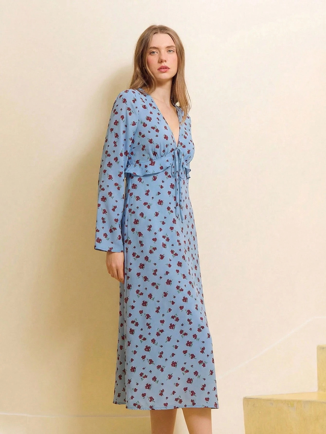 ブラック フローラル柄 Vネック リボン付き ミディアムドレス ラッフルディテール 長袖