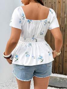 Sunnyshic Camisa de Manga Curta com Estampa Floral, Cordão na Frente e Cintura Elástica, Plus Size - Branco - Visão 2