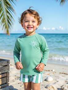 SHEIN 男童休闲泳装两件套，条纹泳裤+纯色印花防晒衣，适合游泳、海滩和度假。 - 墨綠色 - 查看 4