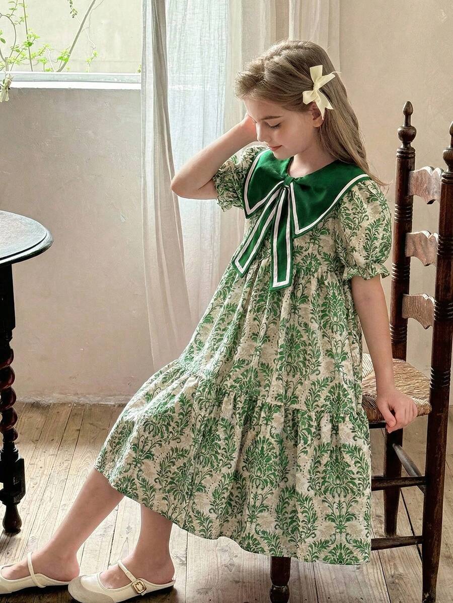 这款女童夏季波西米亚风甜美度假连衣裙,采用蓝色碎花印花,配有大蝴蝶结领、短袖和宽松的及膝裙摆。非常适合日常穿着、购物、海滩郊游、度假等场合。 - 綠色 - 查看 1