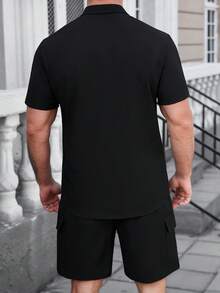 Manfinity CasualCool 男士纯色短袖单排扣口袋衬衫和抽绳腰短裤休闲套装 - 黑與白 - 查看 2