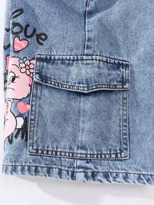 Quần short Bermuda denim phong cách retro cho bé gái tuổi teen, vẻ ngoài ngọt ngào đậm chất đường phố, thích hợp cho phong cách thời trang đường phố. Chất liệu denim màu xanh nhạt, thiết kế cạp cao co giãn, dài đến đầu gối giúp kéo dài đôi chân. Họa tiết trái tim, nơ hồng và gấu bông tạo điểm nhấn ngọt ngào và tinh nghịch, túi tiện dụng. Thích hợp cho trường học, mua sắm, lễ hội âm nhạc, toát lên vẻ ngọt ngào và cá tính. - Rửa nhẹ - Xem 8