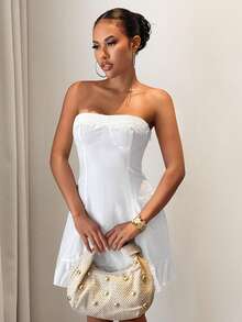 Slaydiva Đầm ngắn màu trắng dáng suông, không dây, có đệm ngực, viền bèo nhún, thích hợp cho nữ, phù hợp cho mùa hè đi làm. - trắng - Xem 3