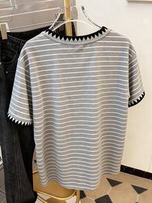 Resyla Imprimé numérique rayé, t-shirt col rond à manches courtes pour femmes, style minimaliste mode, avec broderie de dentelle. Cadeau pour les amis - Gris pâle - Voir 2