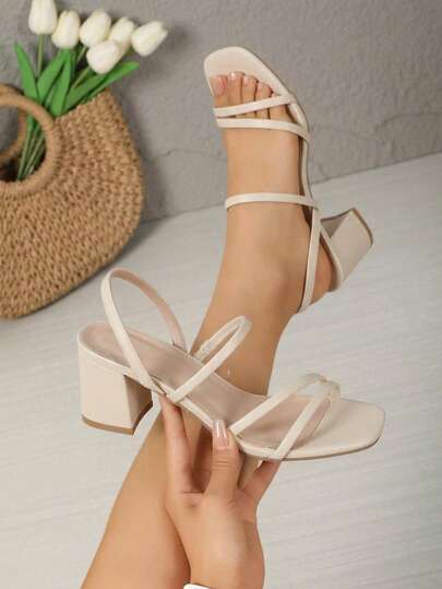 Sandalias de tacón ancho con tiras delgadas y punta cuadrada