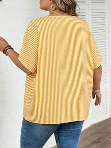 SHEIN CURVE+ 大码条纹印花V领前开襟纽扣休闲短袖衬衫，适合夏季/乡村/海滩度假/沙滩穿着，夏季上衣 - 黃色 - 查看 2