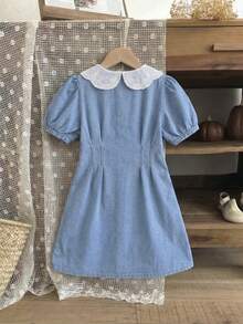 SHEIN Vintaside Kids 少女牛仔连衣裙，夏季新品，时尚休闲风。浅牛仔蓝，荷叶边领口和3D草莓刺绣，腰部系带褶皱设计，时尚修身。采用轻盈柔软的棉质牛仔面料，舒适亲肤。女孩必备单品，简约休闲，适合夏季穿着，百搭实用，可用于日常穿着、拍照、外出、派对、音乐节、度假等多种场合。 - 淺色水洗藍 - 查看 3