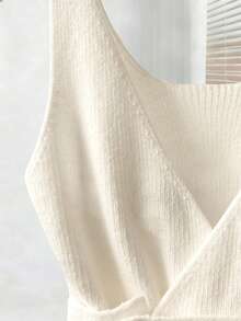 Franclia 女士休闲优雅日常百搭纯色V领无袖不规则下摆金属扣腰带修身短款背心，搭配高腰喇叭裤和针织衫两件套，春夏款 - 白色 - 查看 3