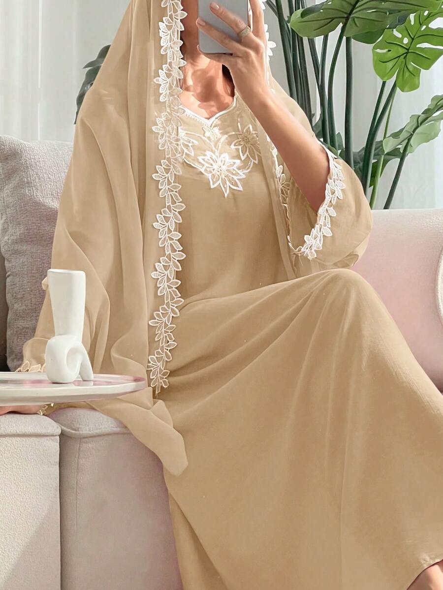 SHEIN Najma 圆领刺绣花卉贴花叶子刺绣下摆阿拉伯风格连衣裙，配头巾 - 杏色 - 查看 1