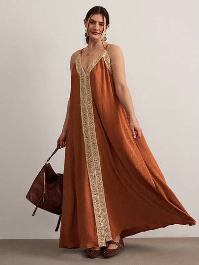 Freevana 波西米亚风酒红色吊带连衣裙，钩针拼接抽绳V领荷叶边宽松飘逸度假连衣裙，适合夏季穿着