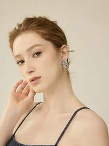 MOTF PREMIUM Bông tai zirconia bện mạ vàng 18K - Bạc - Xem 7