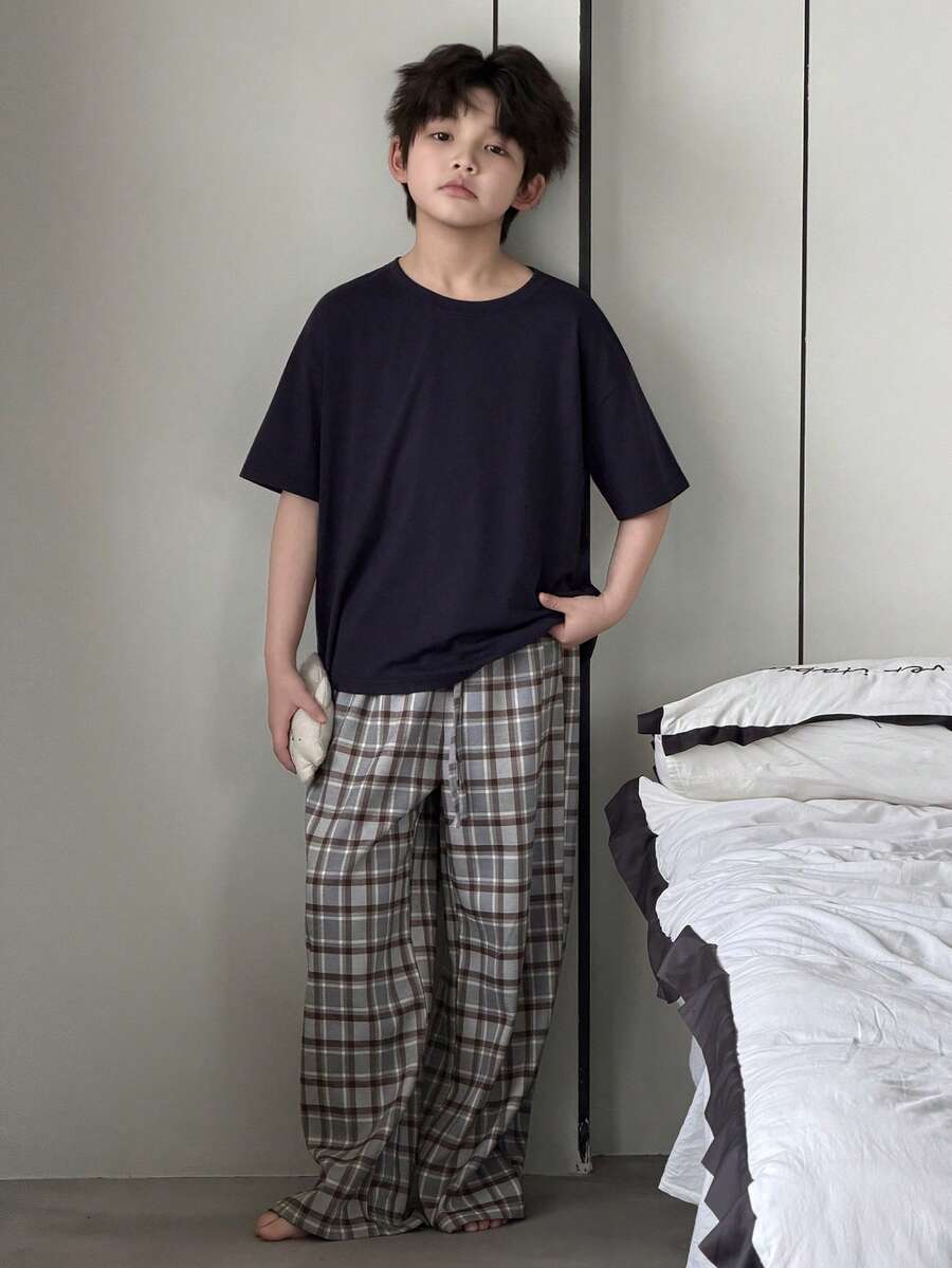 Dazy Kids 男童纯色圆领短袖上衣和格子裤休闲家居服睡衣套装(夏季款) - 藏蓝色 - 查看 1