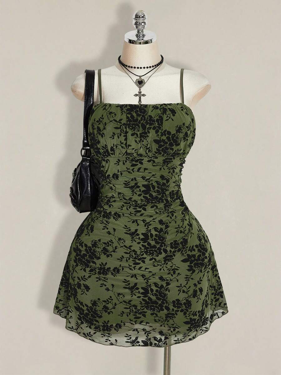 SHEIN ICON 大码女装秋季度假、毕业、返校季服装、夏季度假装、复古风、适合秋季穿着、植绒花卉荷叶边连衣裙、复古Y2K荷叶边吊带裙、万圣节、万圣节服装 - 橄欖綠 - 查看 1