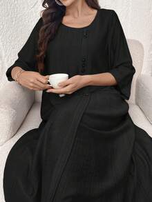 Al Najma Vestido de mujer de unicolor con cuello redondo, manga 3/4 y diseño de botones en estilo árabe - Negro - Ver 1