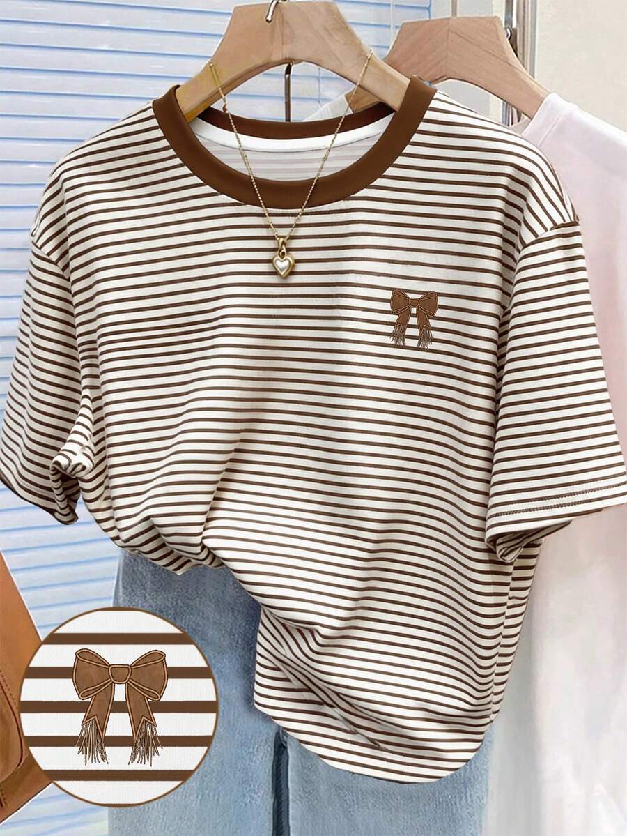 Resyla Camiseta de cuello redondo regular para mujer con estampado digital a rayas y bordado de lazo, regalo para amigos - Multicolor - Ver 1