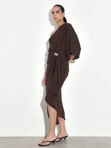 Vestido midi asimétrico de un hombro de color marrón chocolate con detalle de lazo lateral y herrajes dorados para fiesta de noche para mujer KSTM - Café integral - Ver 3