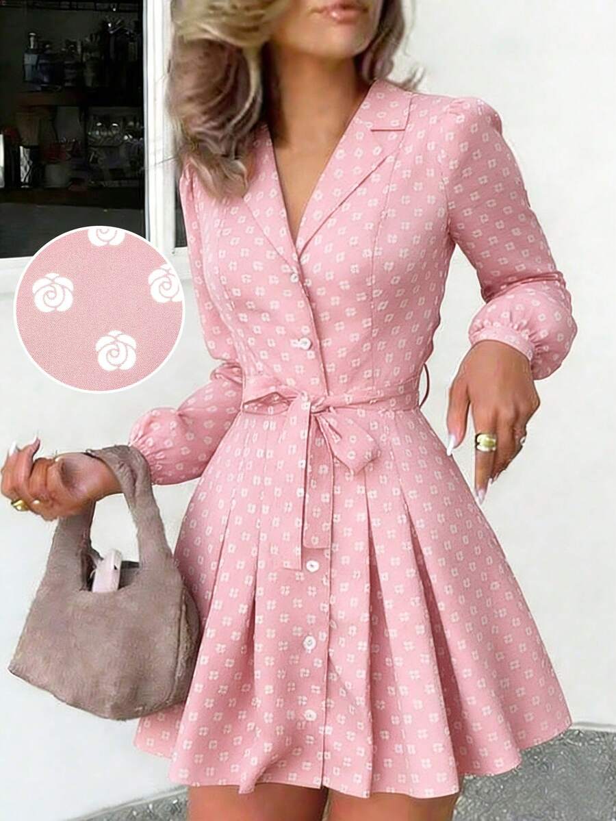 SHEIN PariChic 这款女士优雅咖啡色长袖连衣裙饰有浪漫的玫瑰印花，配有蝴蝶结腰带和前襟纽扣，时尚的设计适合秋冬、春夏、度假、情人节约会、生日等场合，A字廓形，可爱浪漫的泡泡袖短款连衣裙。 - 粉色 - 查看 1