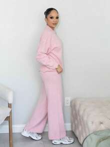 Melissa Matos Conjunto de Malha Casual com Top de Manga Longa com Gola Assimétrica Rosa e Calça Longa com Cordão na Cintura - Rosa chiclete - Visão 3